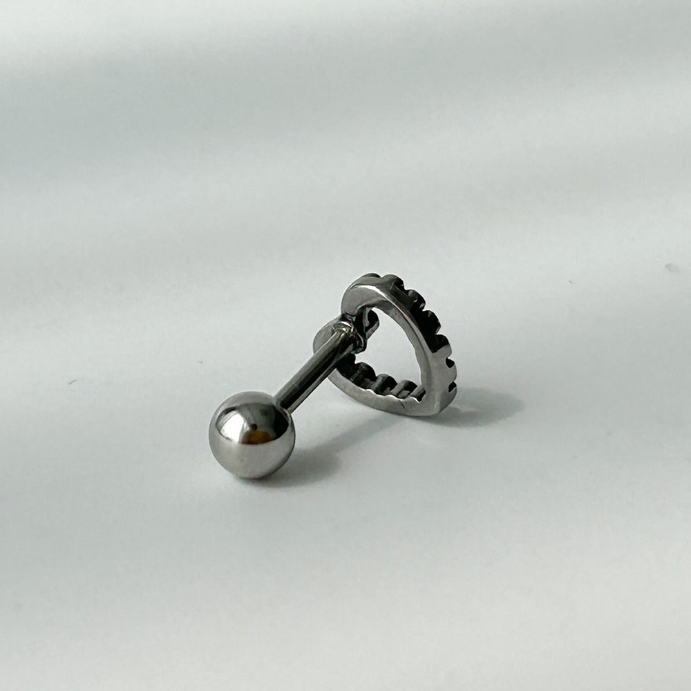 YES 060　［サージカルステンレス］ゴシックシンプルねじりハートピアス