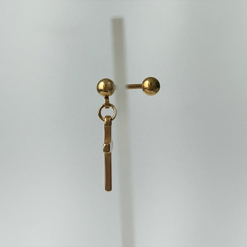YES 043 ［サージカルステンレス］　十字架ピアス