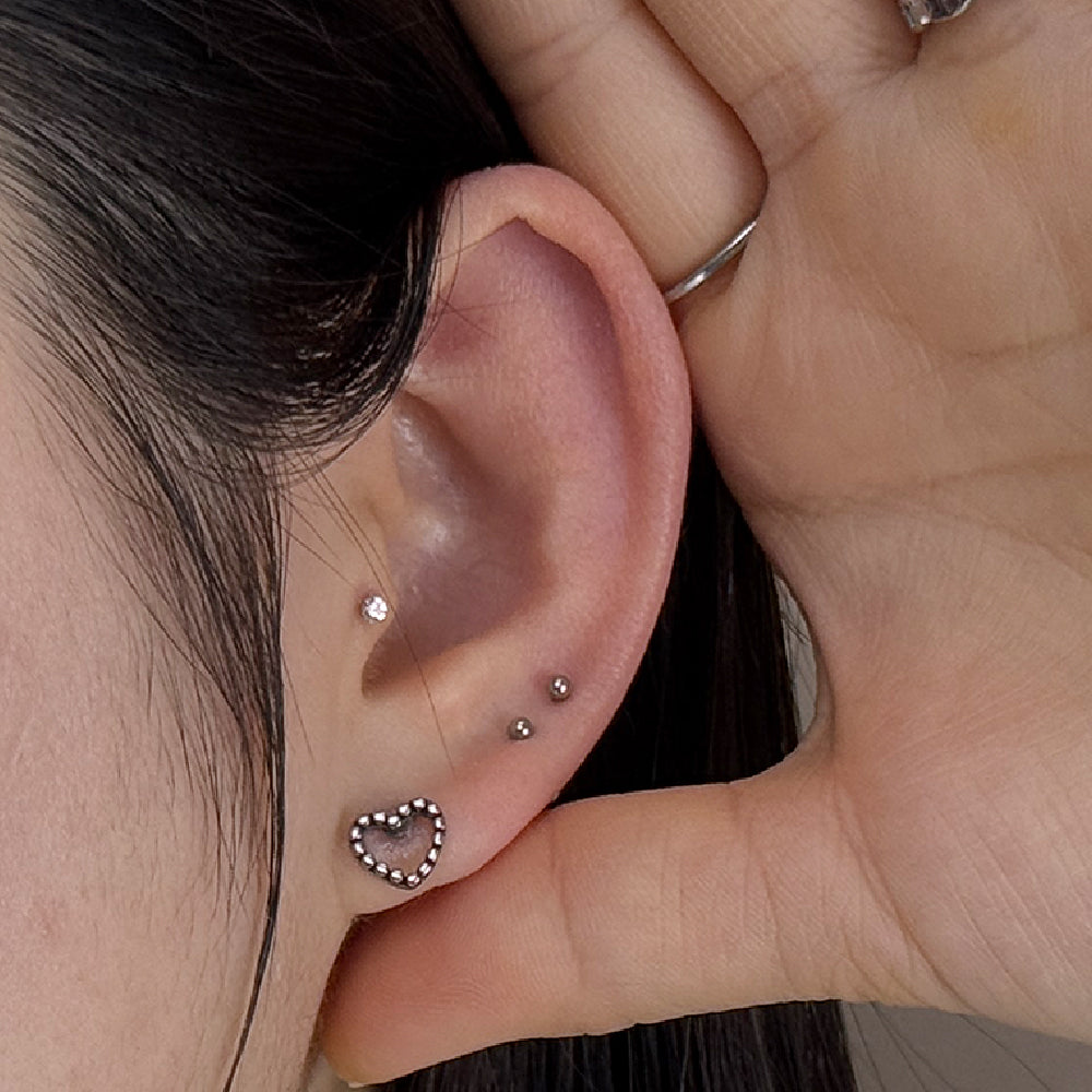 YES 060　［サージカルステンレス］ゴシックシンプルねじりハートピアス