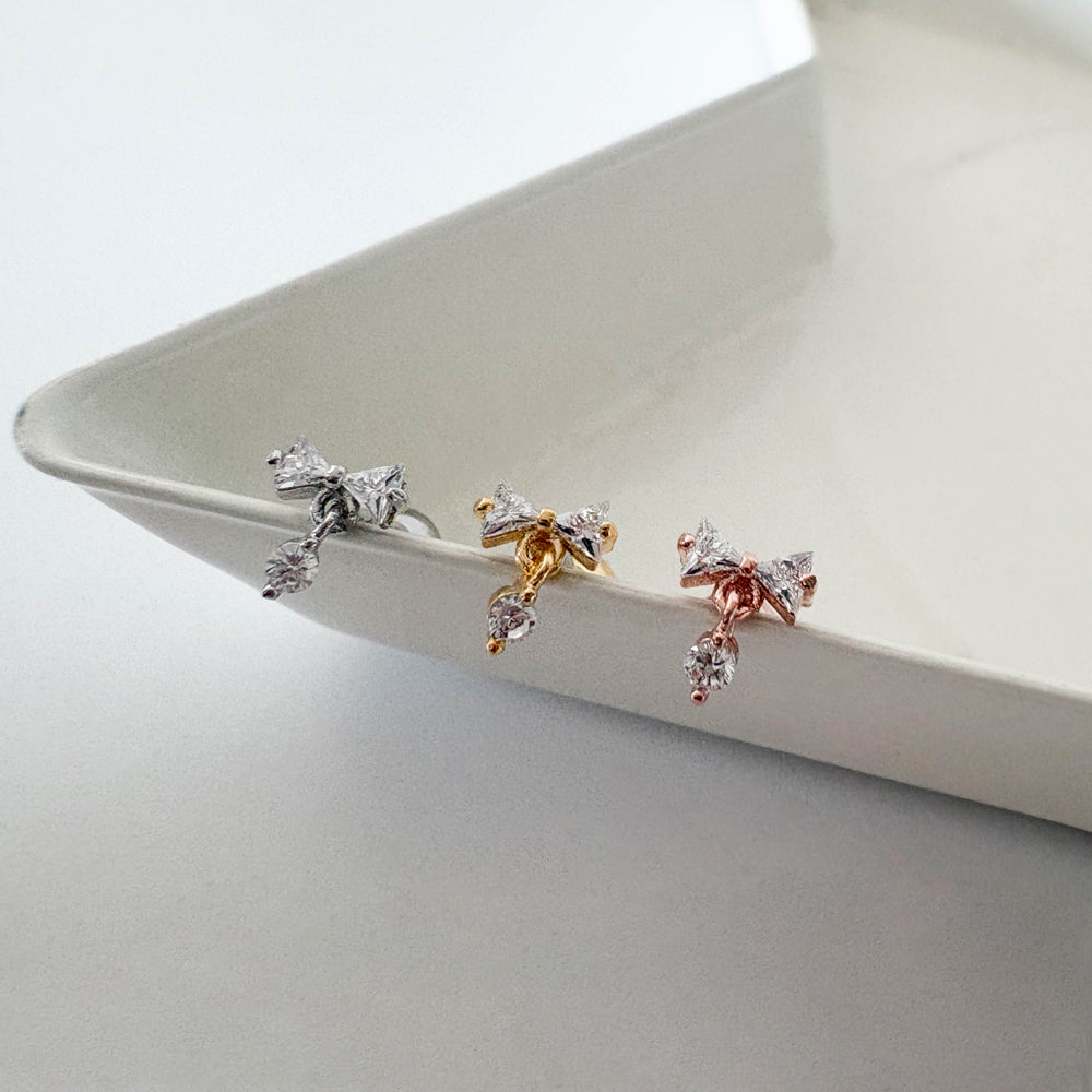 A8 293［サージカルステンレス］リボンドロップピアス