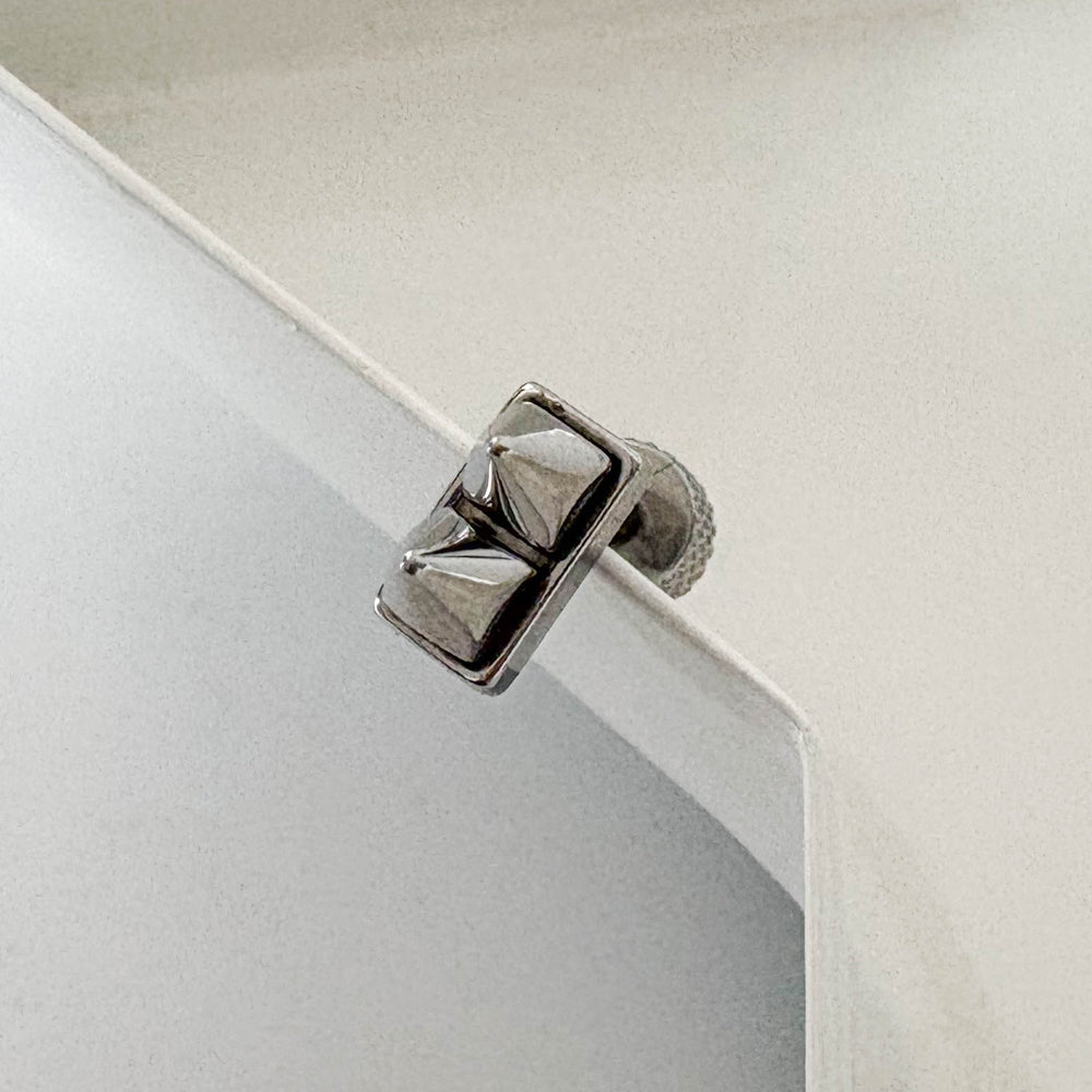 A9 244 ［サージカルステンレス］フラットスパイクピアス