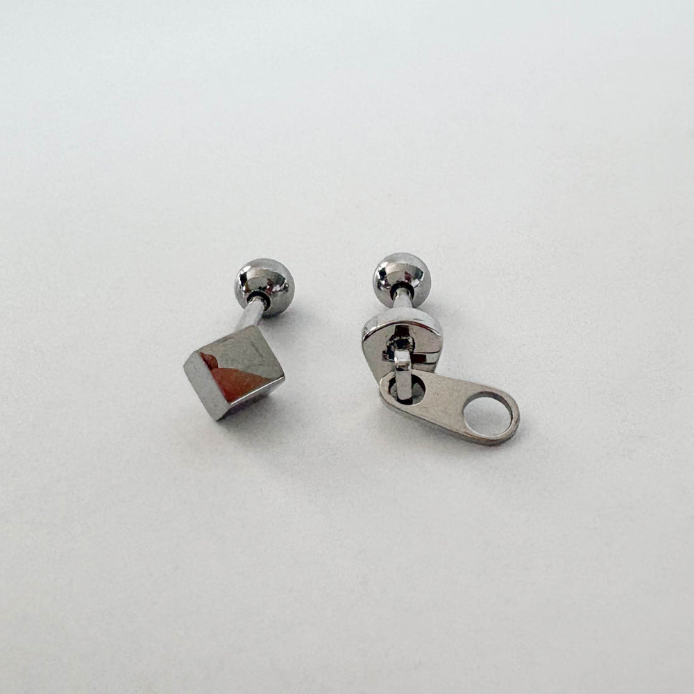A9 134　［サージカルステンレス］ 四角＆ジッパーピアス