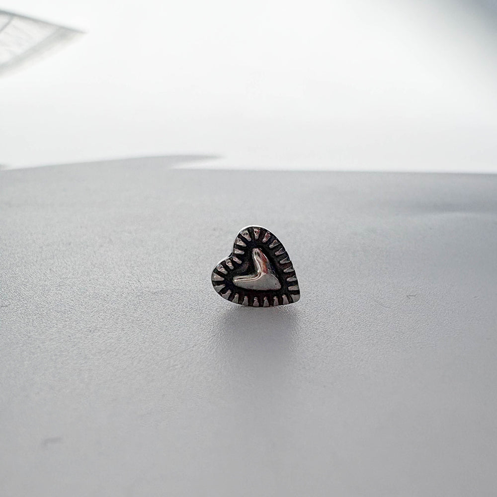 B3 073 ［サージカルステンレス］アンティークねじりハートピアス