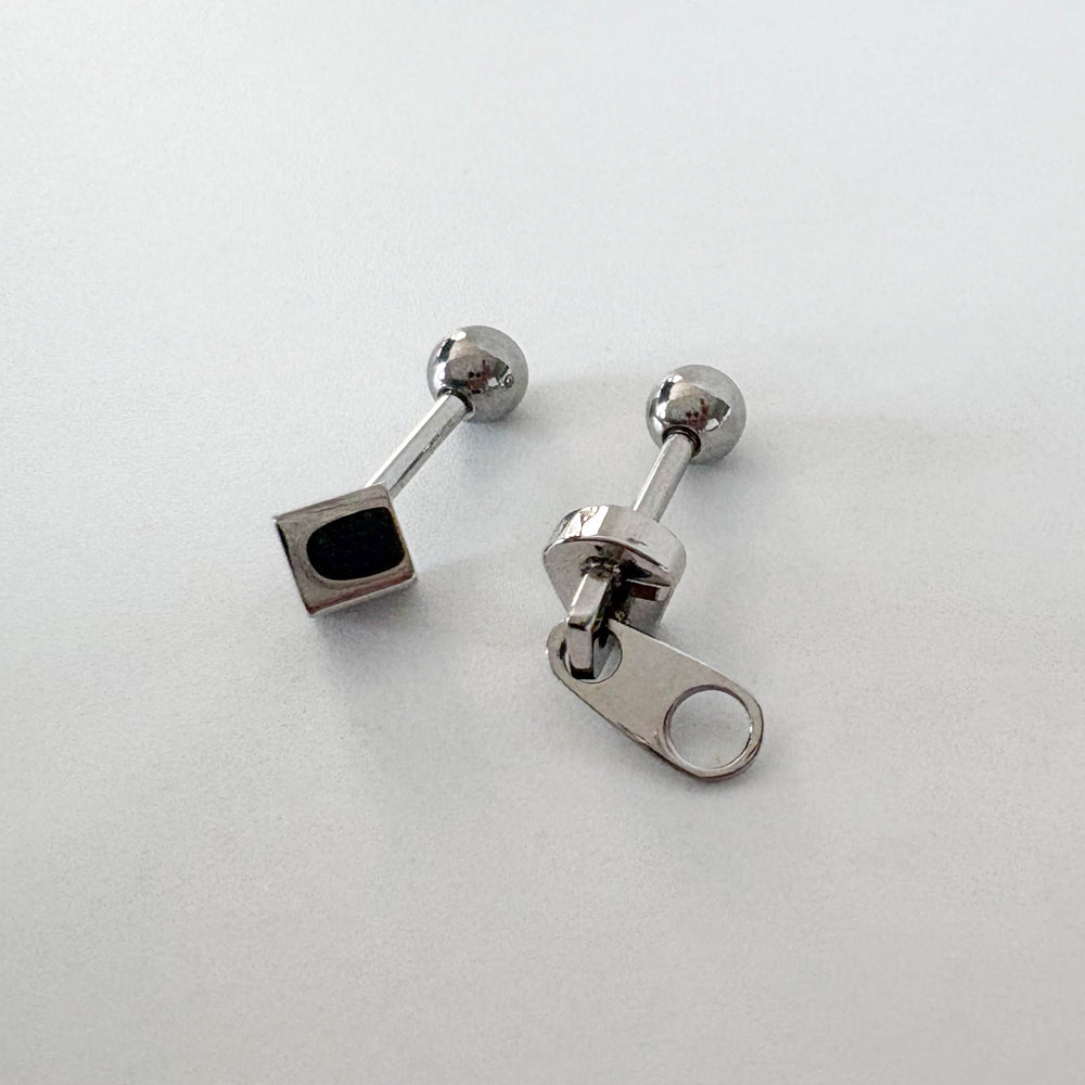 A9 134　［サージカルステンレス］ 四角＆ジッパーピアス