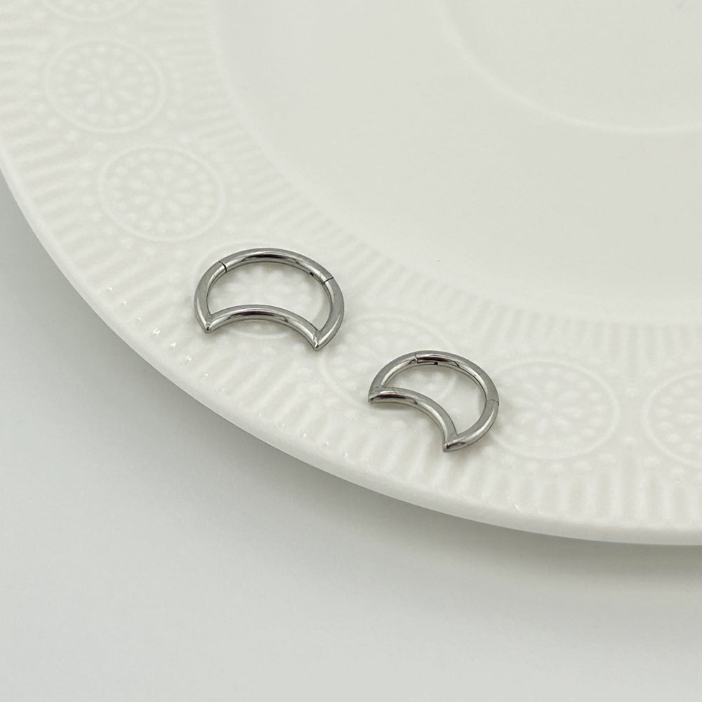 STS 005 ［サージカルステンレス］月モチーフリングピアス