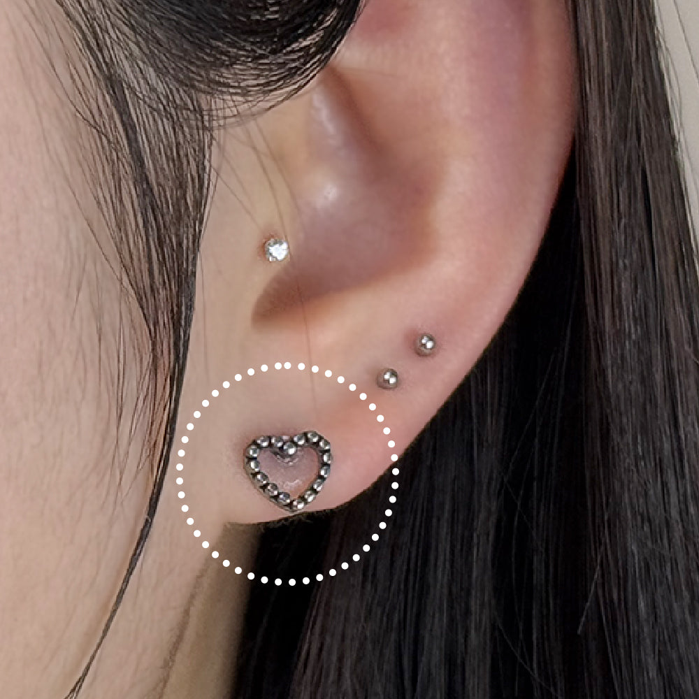 YES 060　［サージカルステンレス］ゴシックシンプルねじりハートピアス