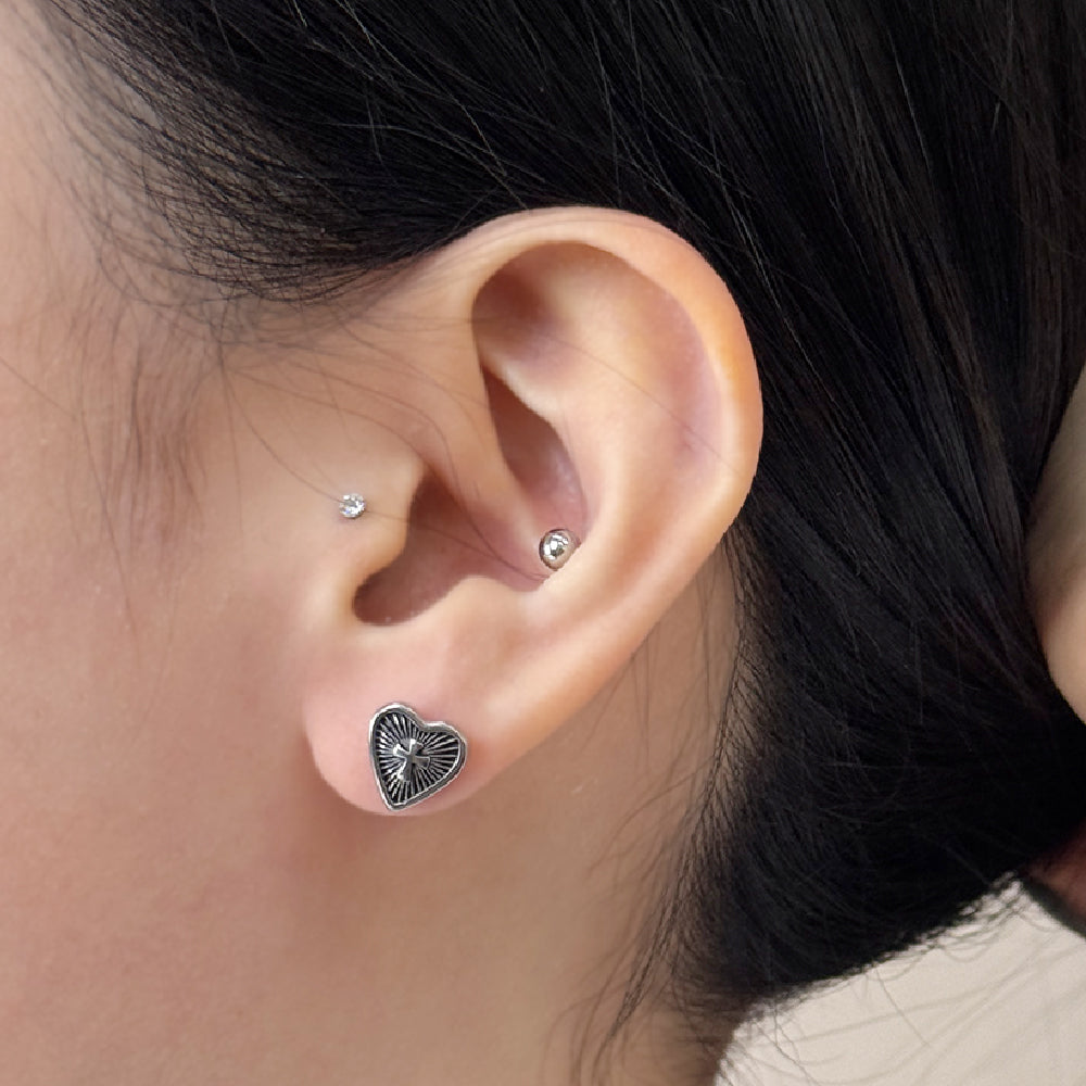 YLR 016 ［サージカルステンレス］ゴシック十字架ラブレットピアス