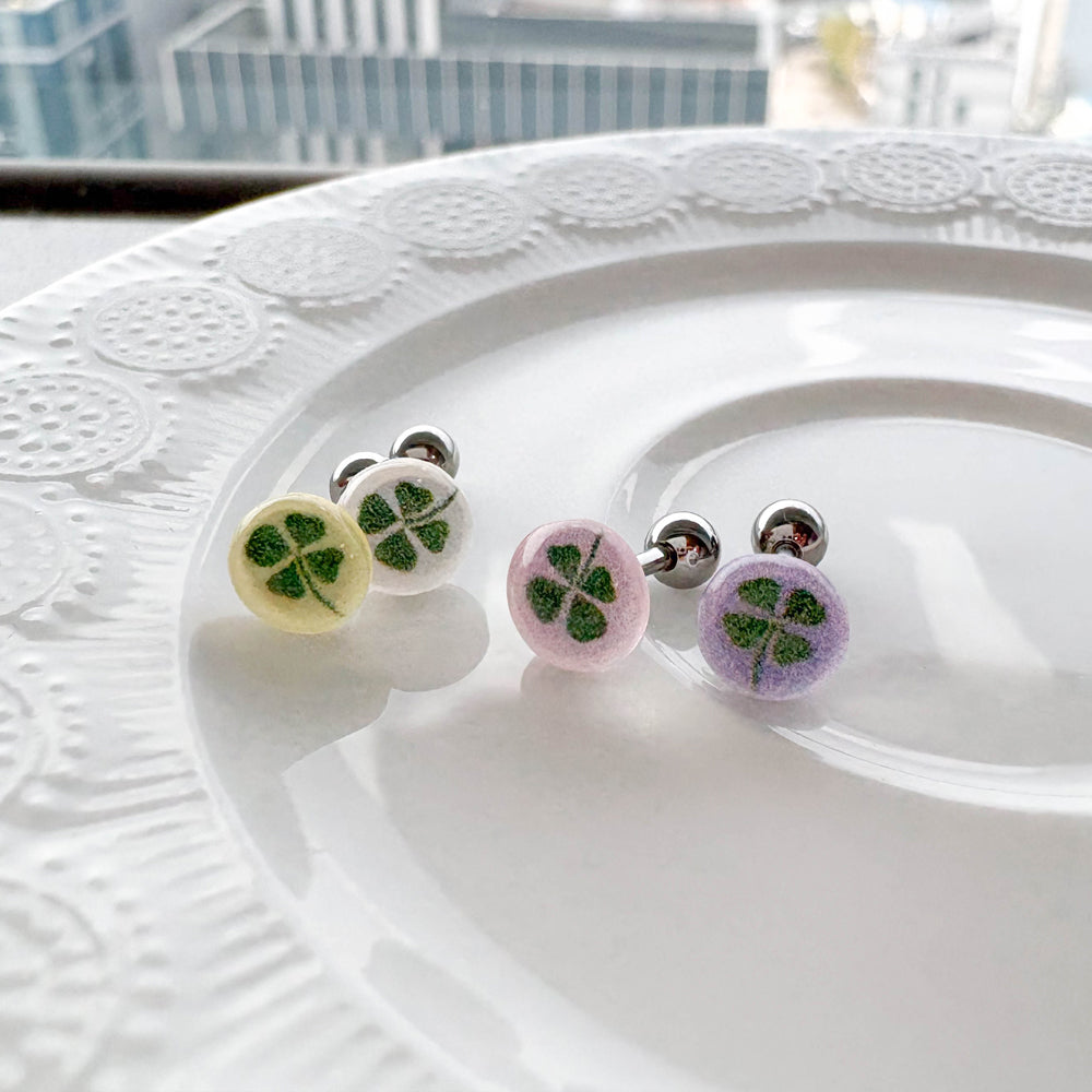 MK 085 ［サージカルステンレス］アクリルボールクローバーピアス