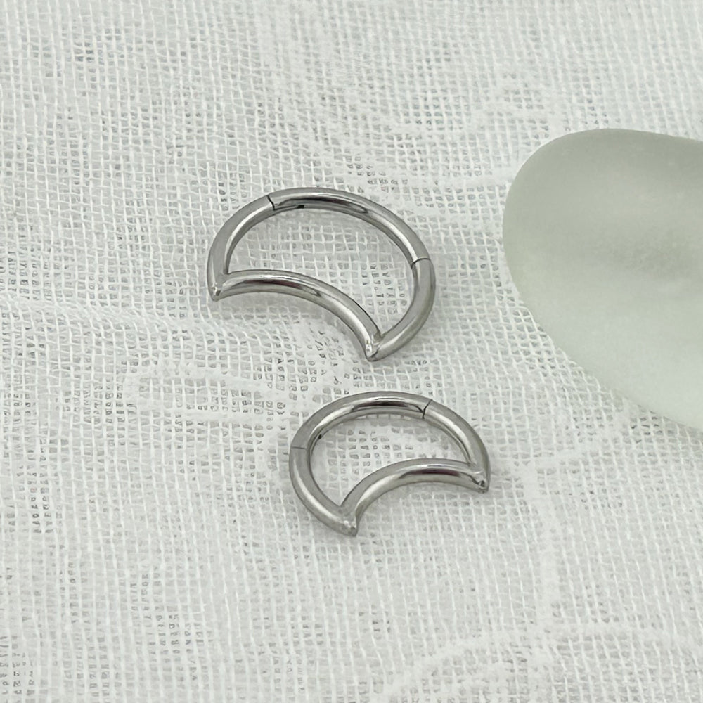 STS 005 ［サージカルステンレス］月モチーフリングピアス