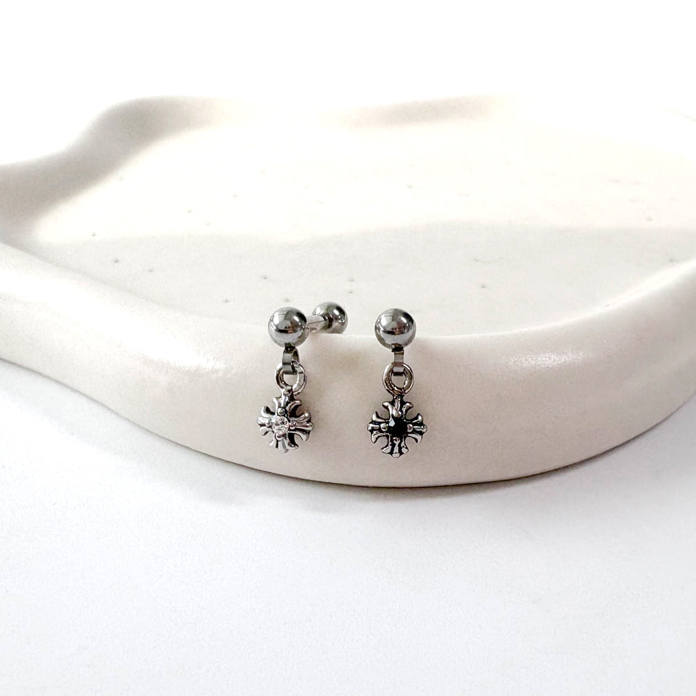 A2 240 ［サージカルステンレス］アンティークロイヤルキュービック十字架ピアス