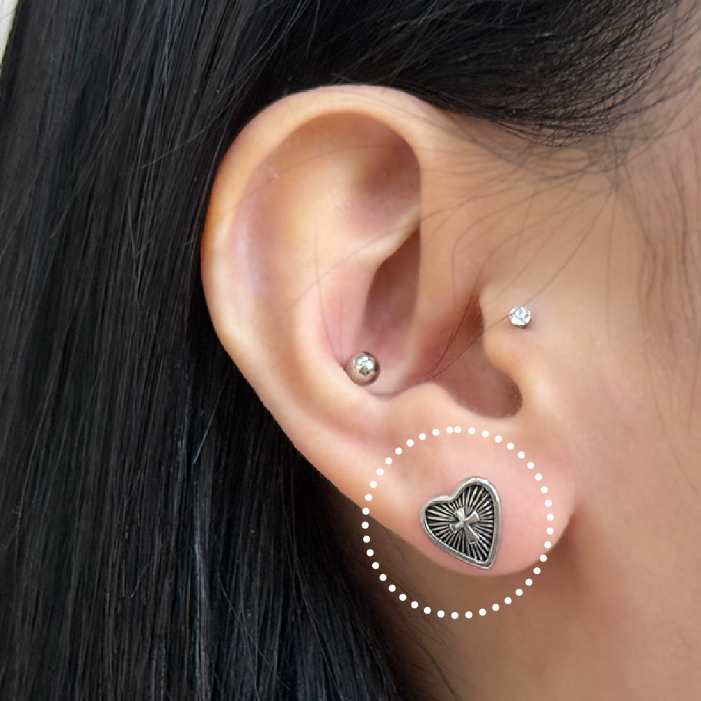 YLR 016 ［サージカルステンレス］ゴシック十字架ラブレットピアス