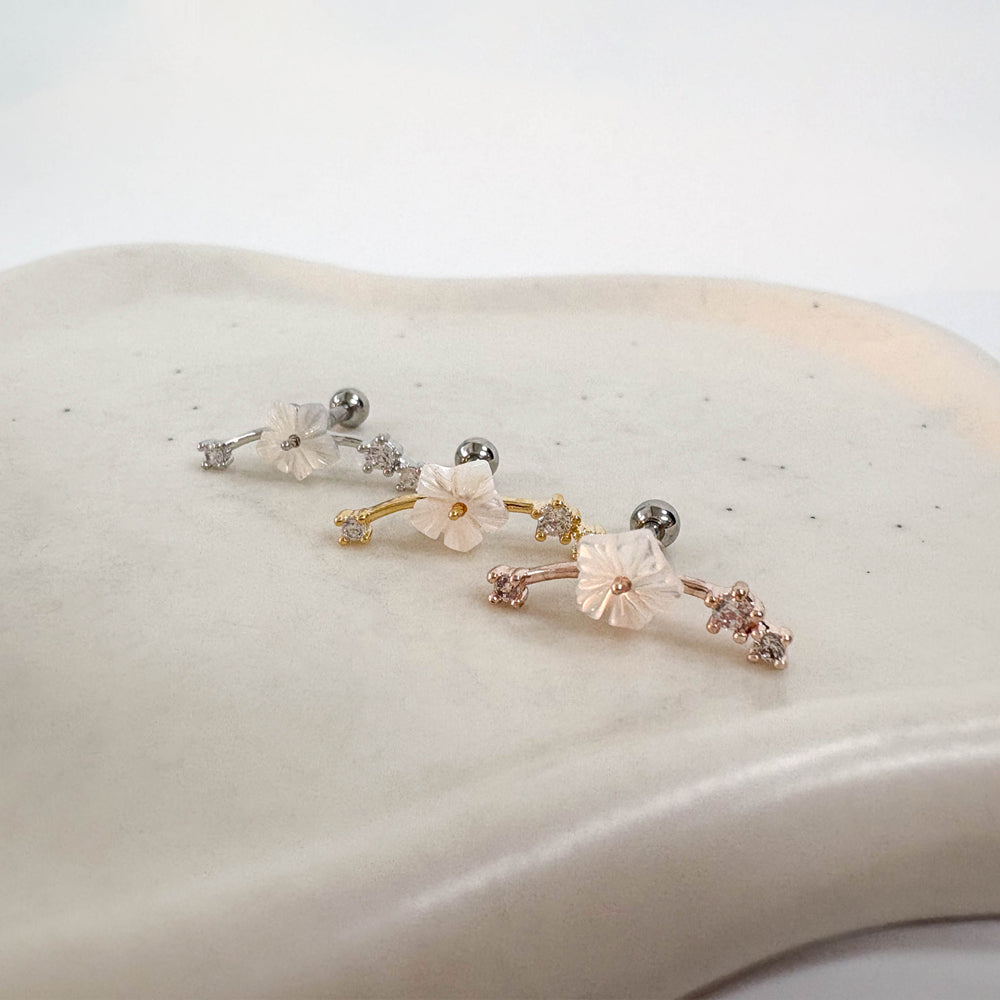 A10 034 ［サージカルステンレス］フラワーラインピアス