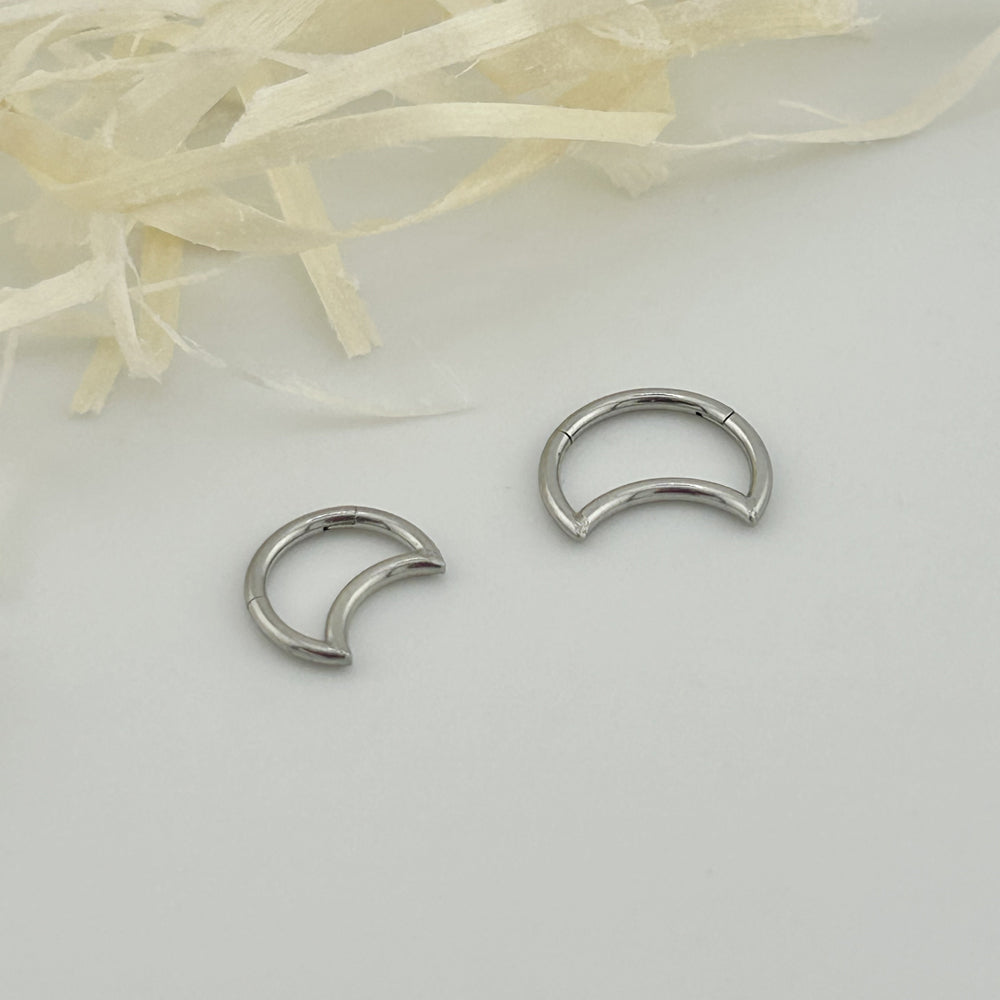 STS 005 ［サージカルステンレス］月モチーフリングピアス