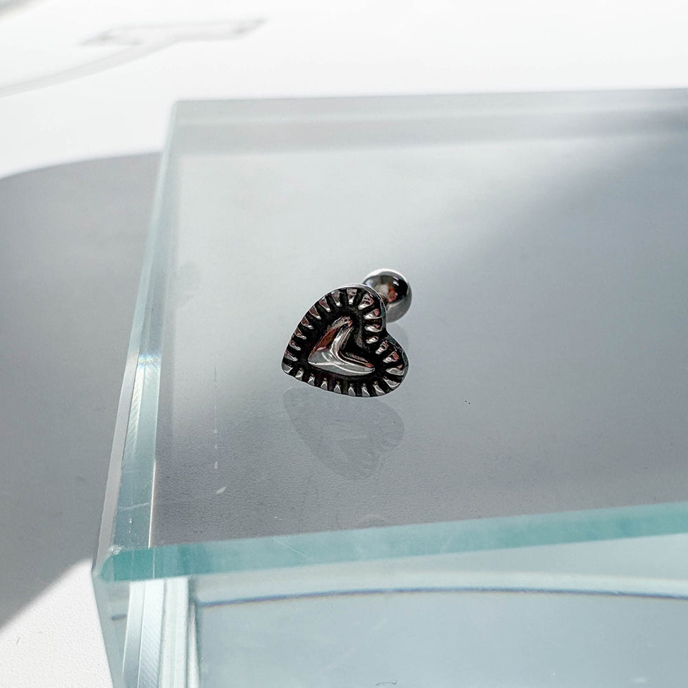 B3 073 ［サージカルステンレス］アンティークねじりハートピアス