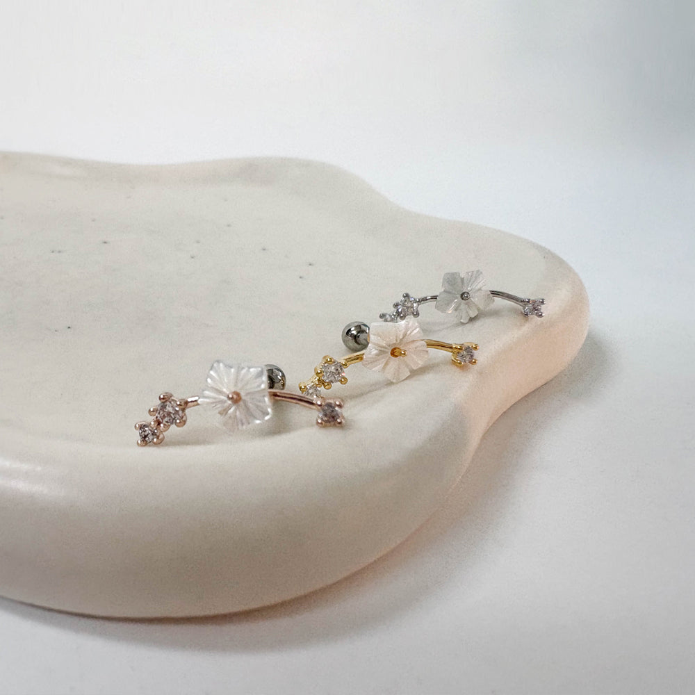 A10 034 ［サージカルステンレス］フラワーラインピアス