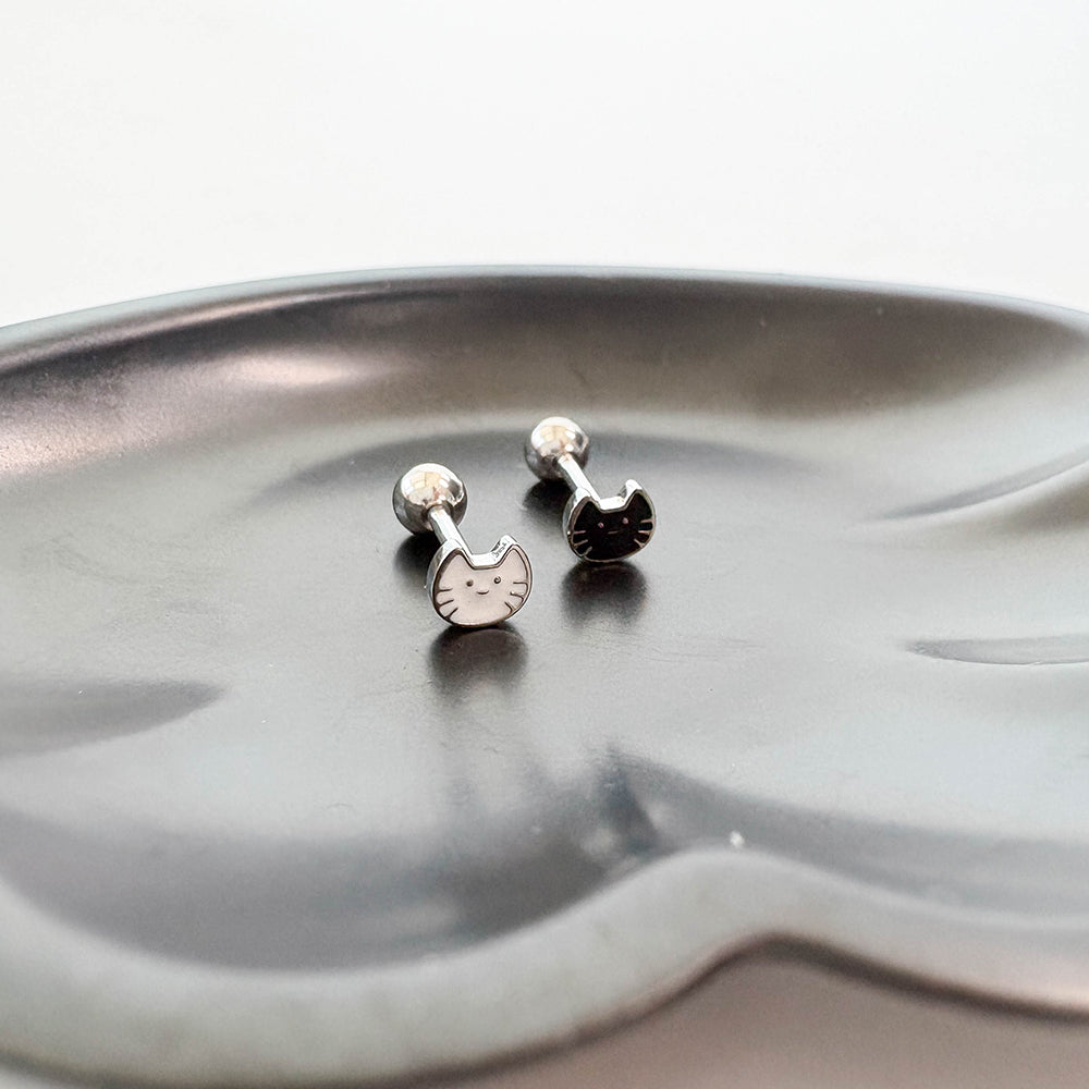 B3 029 ［サージカルステンレス］シンプル黒白猫ピアス