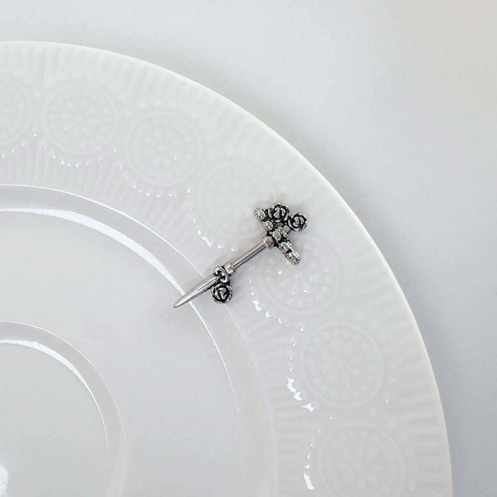 A2 243 アンティーク薔薇ナイフピアス