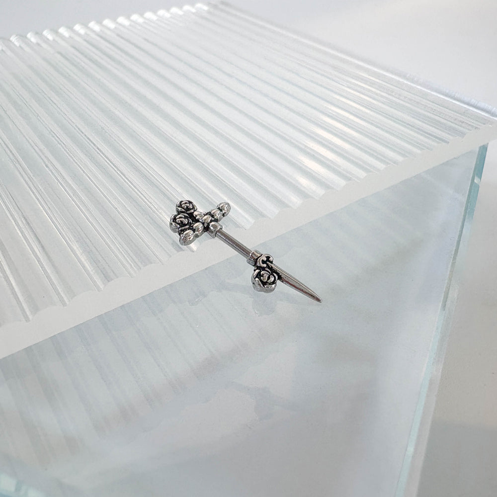 A2 243 アンティーク薔薇ナイフピアス